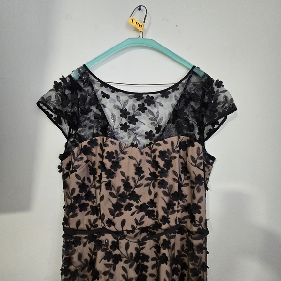 Xscape Black Lined Floral Lace Dress With Black Belt Attached And Heart Neckline - Picture 3 of 8